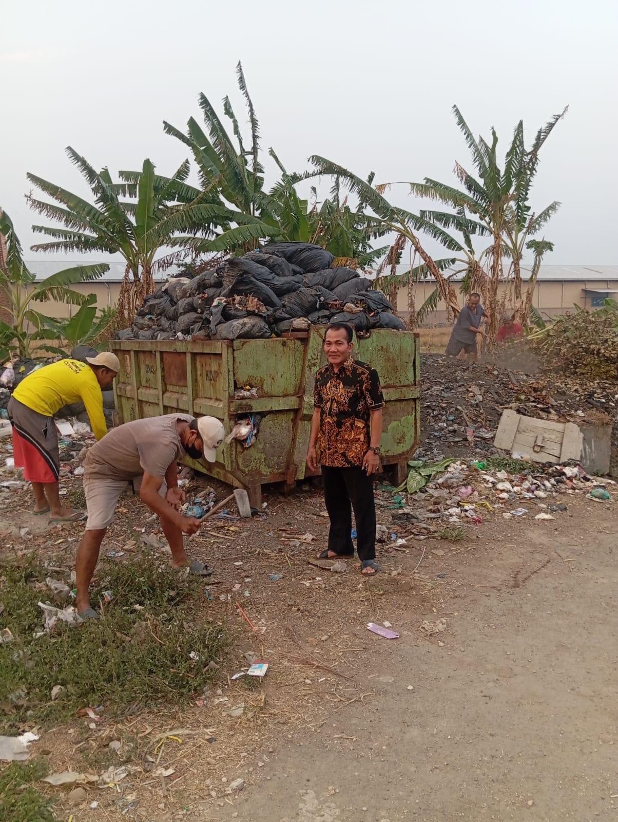 Sinergi Warga dan Pemdes: Kerja Bakti Massal Bersihkan TPS Blok Jamar Ditinjau Langsung Kuwu Suherman